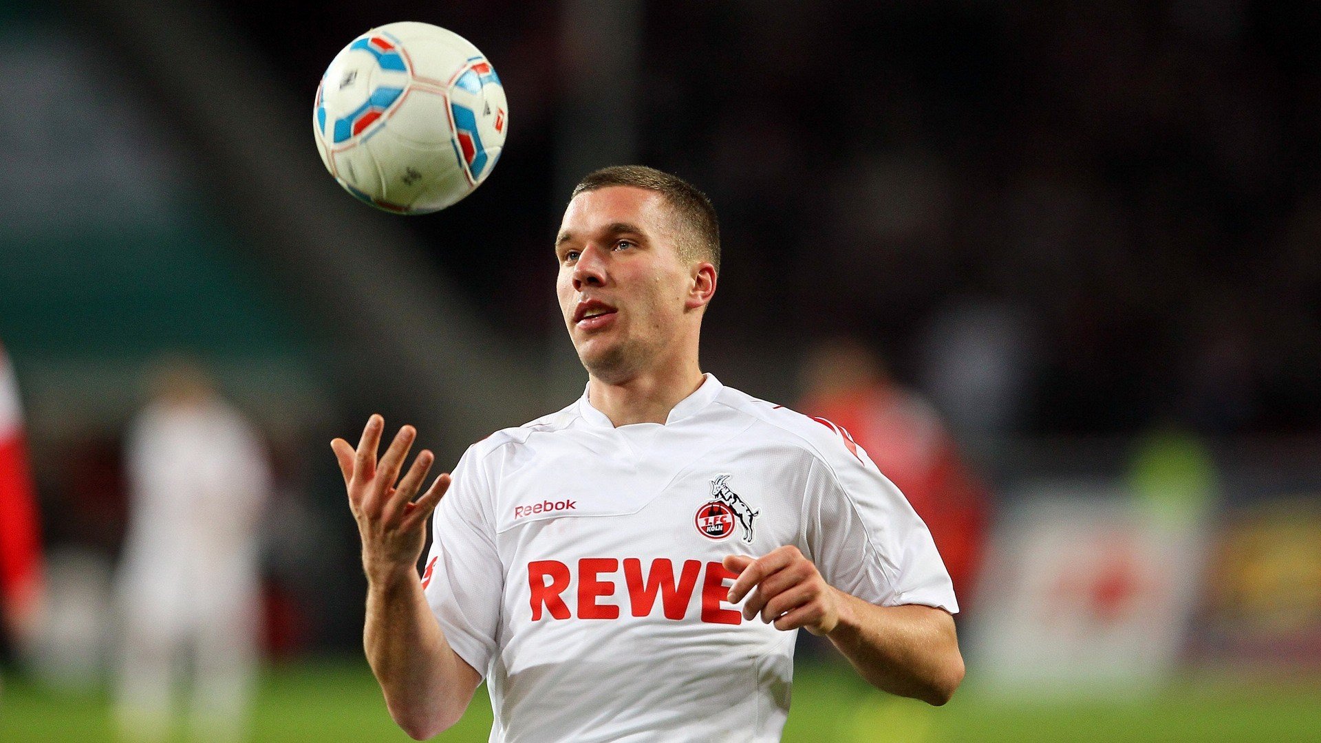 球迷狂欢：现场氛围火爆，激烈赛事不断，球迷狂欢节